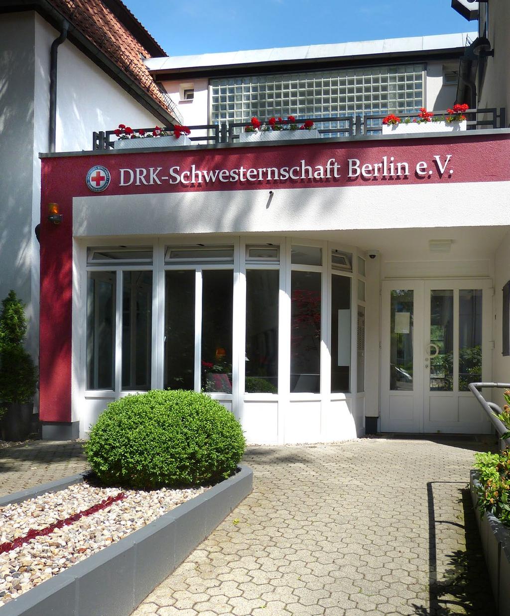 Einrichtungen MIT IHREN BROSCHEN REPRÄSENTIEREN DIE ROT-KREUZ-SCHWESTERN DEN ALLEINIGEN GESELLSCHAFTER DER DRK KLINIKEN BERLIN: DIE DRK-SCHWESTERNSCHAFT BERLIN Die DRK Kliniken Berlin haben im Jahr