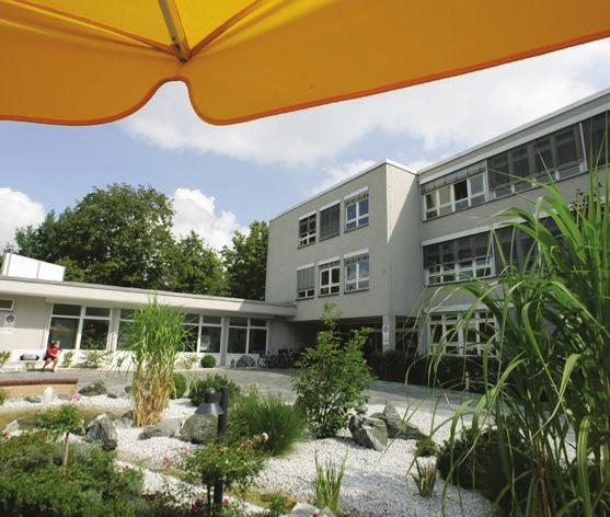 In den DRK Kliniken Berlin Köpenick arbeiten heute fast eintausend Mitarbeiter, die Rettungsstelle versorgt jährlich 32.000 Patienten, 20.000 werden stationär betreut.