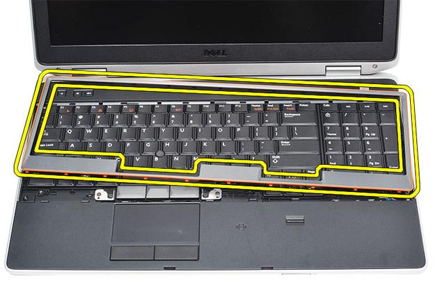 5. Heben Sie den Tastaturrahmen an, um ihn vom Computer zu entfernen. Einbauen des Tastaturrahmens 1.