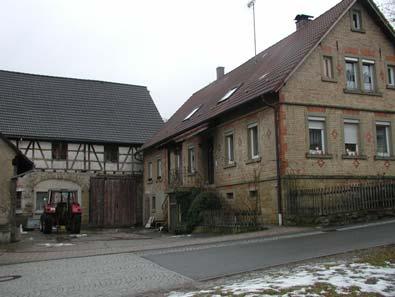 Mittelweg 1: Gehöft, bestehend aus Wohnhaus, Ziegelstein, am Türsturz datiert 1901 und Scheune,