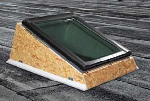 Dachfenster im geneigten Dach. Der Designo Flachdach-Einbaurahmen macht es möglich.