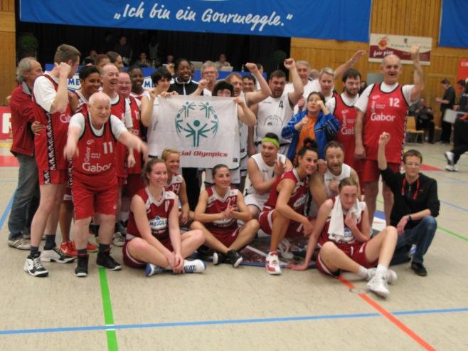 Rosenheim die Special Olympicsbewegung erläutern. Die Caritas hat diese Aktion auf ihrem Stand dankenswerter Weise genehmigt.