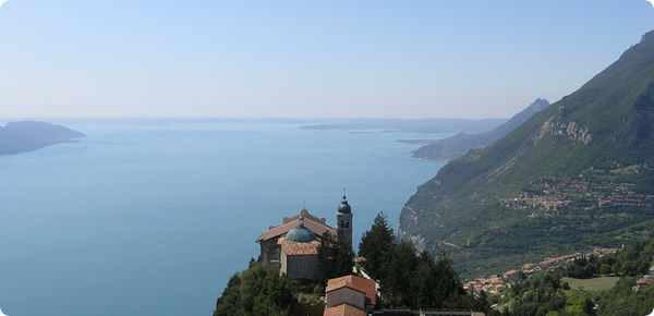 Kirche mit Aussicht auf der Hochfläche von Tignale Wallfahrtskirche "Madonna di Monte Castello" Zwischen den Felsen des Westufers machen sich ganz unvermutet zwei Hochebenen breit, die kleinen