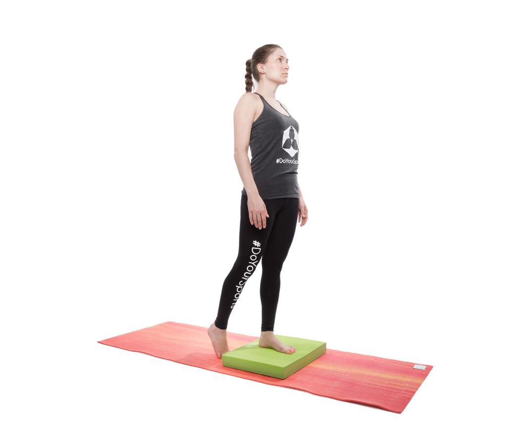 Dazu stellst Du Dich hüftbreit auf das Balance Zubehör, spannst den Bauch an und verlagerst das Gewicht langsam auf das Standbein, indem Du das andere Bein leicht nach hinten anhebst und den