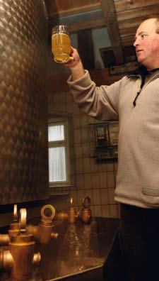 Erst im Gärkeller setzt Reinhard Fütterer die Hefe zu. Der Hopfen verleiht dem Bier seinen leicht bitteren Geschmack. Kochend heiß wird die Würze in das Kühlschiff gepumpt.