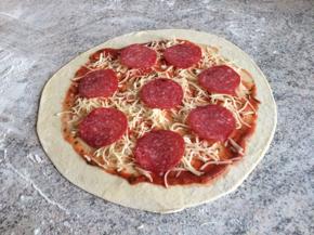 STAND JULI 2014 Schritt 6: Pizza belegen Die Tomaten auf den Teig verteilen. In der Mitte anfangen die Sauce zu verteilen.