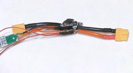 R Jetzt sind alle Kabel lang genug, und Sie können das UBEC, das rote Kabel der Back-Cam sowie die Anschlusskabel des FPV-Senders an den Spannungssensor löten.