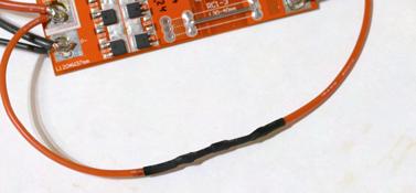 STUFE 3: SOLAR Tuning Einlöten der Diode in das rote Kabel zwischen dem Spannungsregler und dem PCM. 8 Befestigen Sie das schwarze Kabel mit den Schraubkontakten an der Minusseite bei OUT.