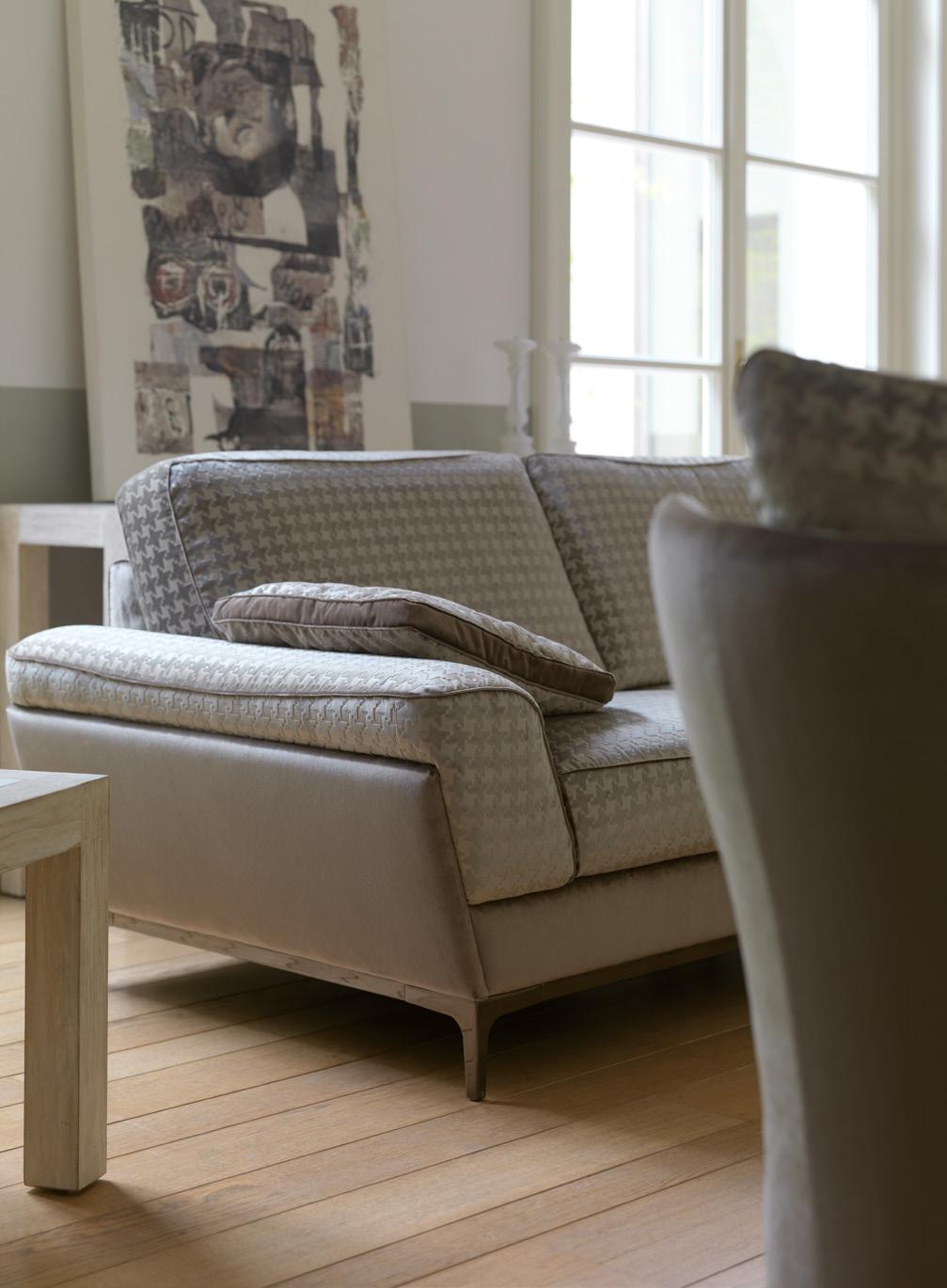 Diderot è un divano componibile dalla solida struttura e dalle originali linee Art Dèco.