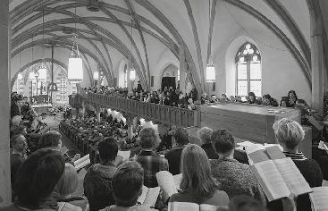 Harmonisch wechselten Wort- und Melodiebögen verbunden mit dem dreifachen roten Faden des Reformationsgedenkens, der Glockenweihe und des gemeinsamen Feierns im Kirchspiel.