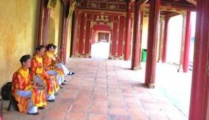wichtigsten Sehenswürdigkeiten rund um Hue: Die weitläufige Grabanlage von Khai Dinh, die Thien Mu Pagode im Osten der Stadt, und die