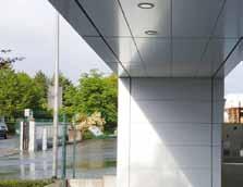 Dies ermöglicht eine gleichmäßige Einteilung der Fassadenfläche in gleiche Rastermaße oder die einfache Anpassung an Fenster und Türflächen durch einzelne Pass-Platten.