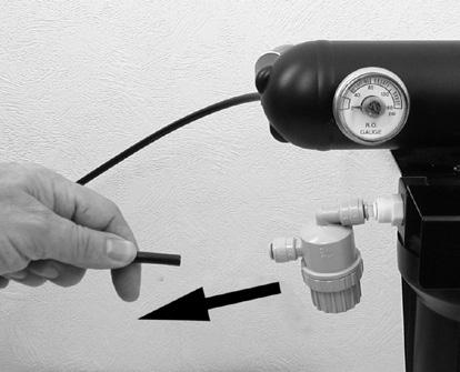 Montage der Sensoren Sensor mit T-Stück in das Umkehrosmosegerät einsetzen dazu Zulaufschlauch der Umkehrosmose an gewünschter Stelle trennen (1).