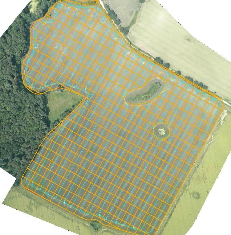 UAS und GIS für die Landwirtschaft Berechnung des Biomasseindex NDVI Das Raster (orange) in Fahrspurrichtung und an die Feldgrenzen angepasst ist oft konstant über mehrere Jahre.