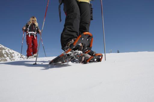 SCHNEESCHUHWANDERN, SKIFAHREN UND BOBFAHREN Slalom, Ski-Safari, Skirennen in der Gruppe oder nebeneinander, Staffellauf und Schnitzeljagd mit Schneeschuhen sowie Abfahrten im Bob.