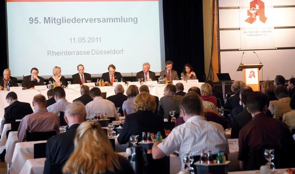 Mai Anlässlich der 95. Mitgliederversammlung des Apothekerverbandes Nordrhein e.v. werden Vorsitzender und Vorstand von den 70 Delegierten im Amt bestätigt. Dr.