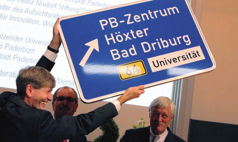 Bürgermeister Heinz Paus signalisierte mit diesem Geschenk wenn auch nur auf Zeit, dass die heimische Politik durchaus um die Bedeutung der Hochschule weiß.