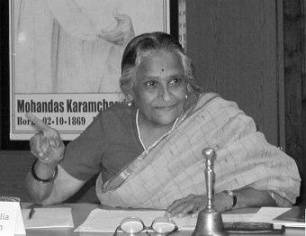 Dr. Sushila Gosalia (1933-2008) Ehrenmitglied der AASF Geboren in Ankleshwar, Gujerat. Sie studierte Volkswirtschaftslehre und Entwicklungsökonomie an der Universität Mumbai.