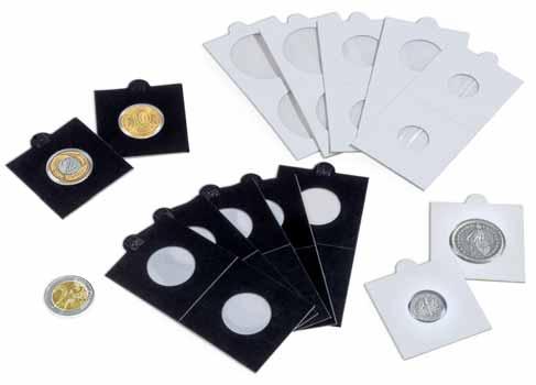 Handhabung der Münzen ohne die Oberfläche zu be - rühren: Einfach die Münze in den offenen Rahmen einlegen und beide Seiten zusammenklappen.