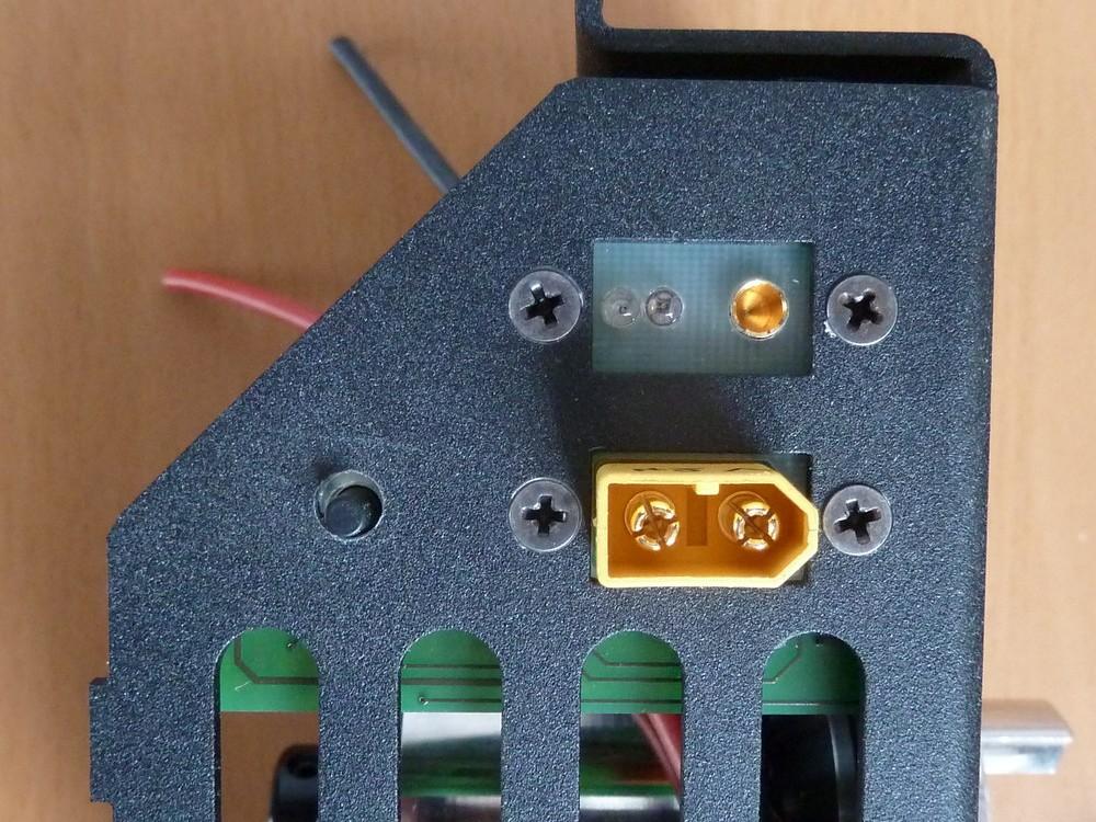 Reset-Taster und Anschlussbuchsen - 8-poliges Kabel mit Flachstecker - Wippschalter mit Mittelstellung - 3.