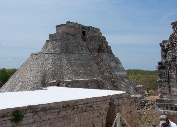 Das schönste Gebäude von Edzná ist das Gebäude der fünf Stockwerke. Ihr heutiges Ziel Campeche ist nur noch ca. eine Stunde Fahrtzeit entfernt.