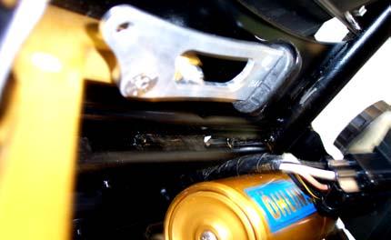 Gleichrichter mit 2 Schrauben M6x16 ISO 7380 an Halter HA06 befestigen und mit Schraubensicherung (z. B. Loctite) sichern.