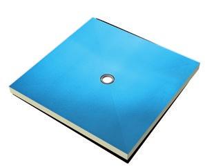 Durch den Kern aus extrudiertem Hartschaum (XPS) und der blauen Abdichtung ist das Duschboard wasserundurchlässig.
