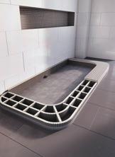 ➌ ➎ ➍ Podest bauen und Badewanne verkleiden Gerade für die Rundungen ist die Flexplatte ideal.