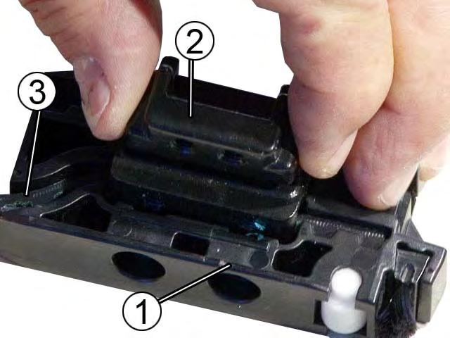 Demontage Klemmteil (2) aus Gleiter (1) herausziehen! Zahnriemen (3) aus Gleiter (1) entfernen!