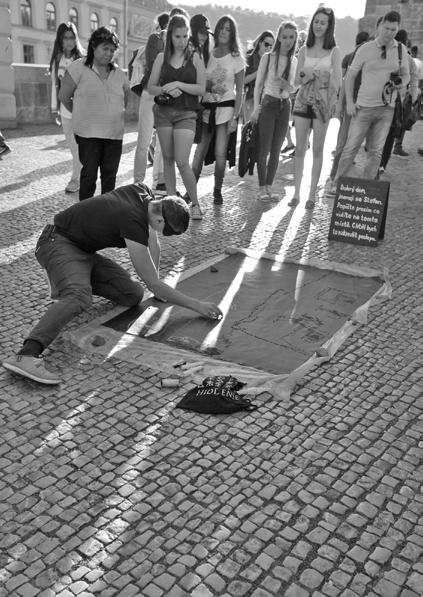 Während meinen mehrwöchigen Exkursionen in Prag habe ich fünf besonders prägnante und belebte öffentliche Orte, für die Anfertigung von performativen Blind-Zeichnungen ausgewählt.
