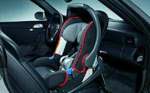 Die Porsche Kindersitze lassen sich bequem und sicher je nach Modell auf dem Beifahrersitz mit einer Kindersitzvorbereitung oder dem 3-Punkt-Gurtsystem