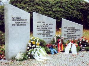 Inschrift: Zum Gedenken der Opfer durch Flucht und Vertreibung nach dem 2.Weltkrieg. Standort: Zentralfriedhof von Hildburghausen.
