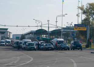Europol und Eurojust Ein Raum der offenen Grenzen An der polnisch-ukrainischen Grenze warten Autofahrer auf die Grenzkontrolle.