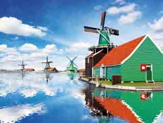 Sie starten mit einer Stadtrundfahrt durch die bezaubernde Hauptstadt der Niederlande. Mittagessen an Bord Ihres Schiffes.