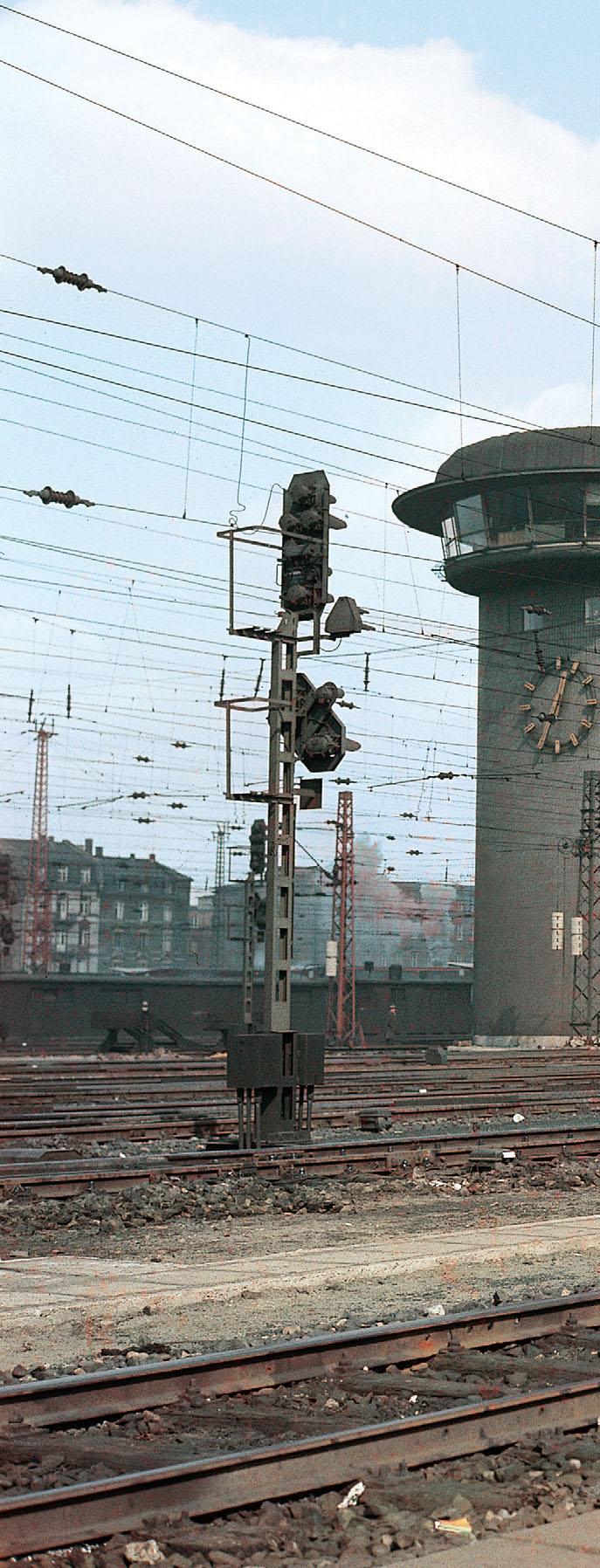 GALERIE Stellwerk Fpf Das nach zweieinhalbjähriger Bauzeit im August 1957 in Betrieb genommene Drucktastenstellwerk im Frankfurter Hauptbahnhof war damals das größte Stellwerk Europas.