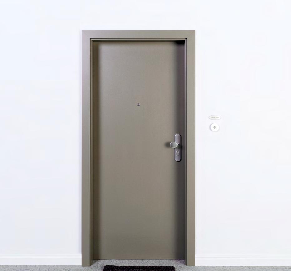 Alles im Blick: Ein Türspion, mit einem Blickwinkel von 200, verschafft mehr Sicherheit. Auf Nummer sicher: Eine Drei- Punkt-Verriegelung macht es Einbrechern schwer.