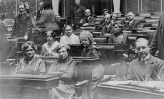 Wahlrecht für Frauen 19. Jahrhundert: wohlhabende Großgrundbesitzerinnen durften Vertreter in die Landtage wählen, wenn sie genug Steuern bezahlten das Wahlrecht war an Vermögen gebunden.