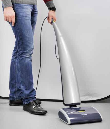 Das Gerät eignet sich daher eher für die effektive Reinigung größerer Flächen als für die von kleinen verwinkelten Räumen oder Treppenstufen. Der Stromverbrauch von max.