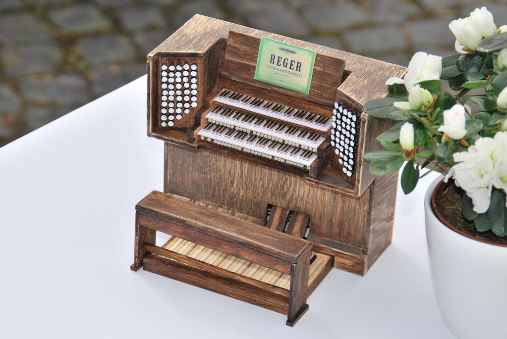 Lieferumfang jeweils Orgel, Orgelbank, Orgelpedal, Organist, Noten sowie eine