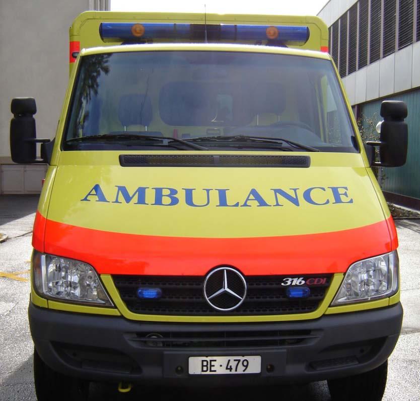 Rettungswagen Mercedes-Benz, Koffer, kurzer Radstand Schriftzug Ambulance Da die Rundung nicht definiert werden kann, ist der Schriftzug bei der