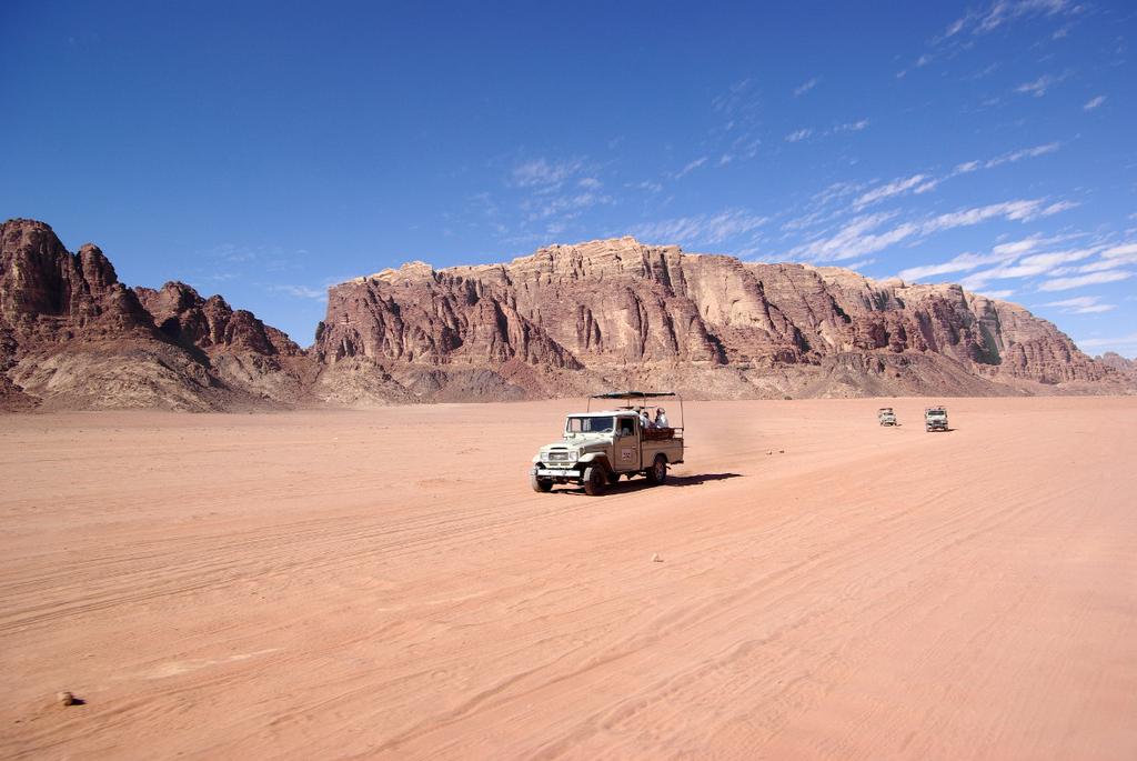 Wadi Rum 7. TAG / DI., 07. M AI 2019 WADI RUM, AQABA & EILAT Heute geht es in Begleitung einheimischer Beduinen für eine Jeep-Tour ins Wadi Rum, ein Tal, das aus mondähnlicher Landschaft besteht?