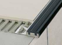 Treppenprofile Schlüter -TREP-S-E Schlüter -TREP-S-E ist ein Treppenprofil aus Edel stahl mit einer eingeklemmten auswechselbaren Auftrittsfläche aus rutschhemmendem Kunststoff.