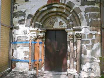 Diese waren das Ergebnis der im Laufe des Jahres vom Steinrestaurator, Herrn Albrecht aus Teuchern, erarbeiteten Projektdokumentation mit der Bezeichnung Das romanische Portal der Kirche St.