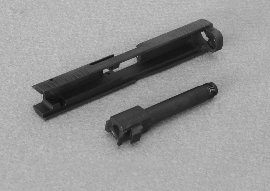 Oben: Pistolenschlitten aus dem Vollen auf BAZ DMC60H gefräst (3 Aufspannungen) + Wärme- und Oberflächenbehandlung Unten: geschmiedeter und