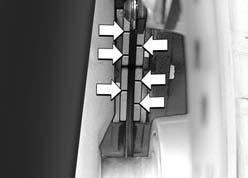 8 Bremsbelagstärke hinten prüfen 104 z Wartung Bremsbelagsverschleißgrenze vorn min 1,0 mm (nur Reibbelag ohne Trägerplatte) Die Verschleißmarkierungen (Nuten) müssen deutlich sichtbar sein.
