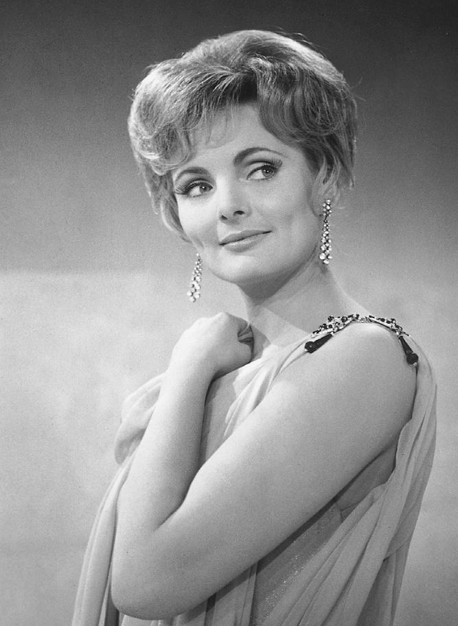 1964»Die schöne Helena«im Bayerischen Fernsehen. Denn das Komische ist: Das Leben schert sich nicht um deine Ängste, es geht einfach weiter. Du wirst mit jedem Tag älter ob du es willst oder nicht.