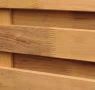 Durch die Holzstrukturen sind Farbunterschiede unvermeidbar und stellen somit keinen Reklamationsgrund dar. Bei Lärchenholz kann auf Grund des hohen Harzgehaltes Harz austreten.