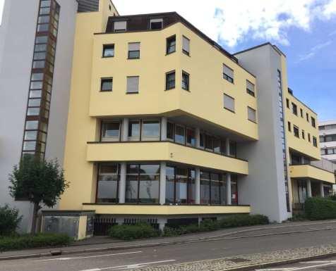 Obergeschoss befindet sich eine Penthouse-Wohnung mit mehreren Dachterrassen sowie hauseigenem Schwimmbad. Das Dach über dem Pool lässt sich je nach Bedarf automatisch auf oder zuschieben.