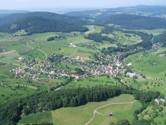 Ort & Lage Bretzwil liegt als westlichste und einzige Gemeinde des Bezirks Waldenburg im Einzugsgebiet der Birs, grenzt im Norden und Westen an den Kanton Solothurn (Seewen, Nunningen) und im