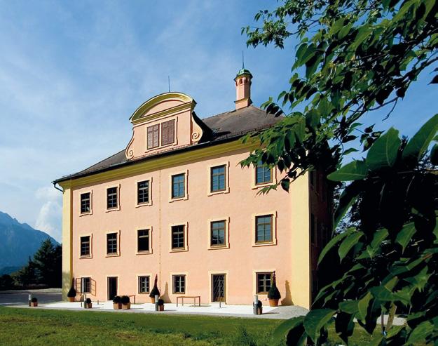 VORWORT SMBS-DIE BUSINESS SCHOOL DER UNIVERSITÄT SALZBURG EDUCATION FOR LEADERS Die SMBS als Business School der Universität Salzburg hat sich einen bemerkenswerten Ruf für internationale,